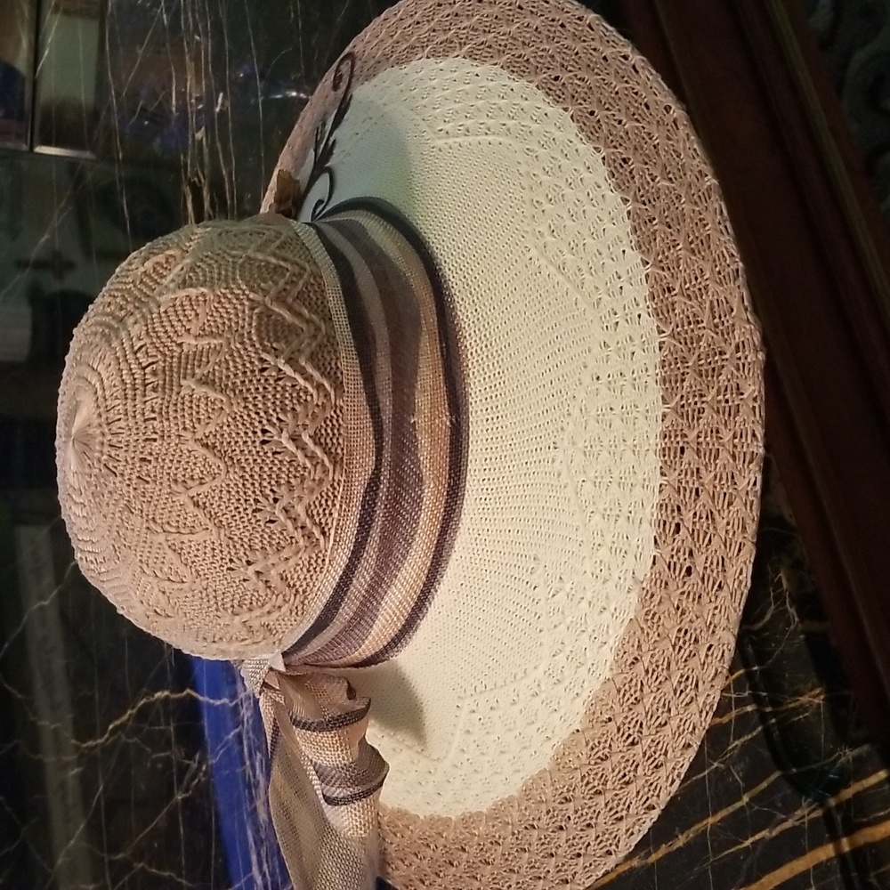Ladies hat. - Picture 2 of 3